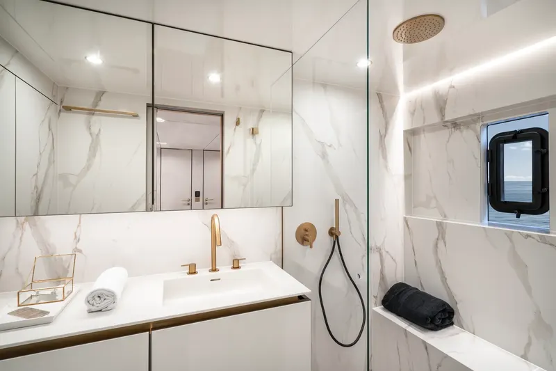 Guest bathroom in marble and brushed brass